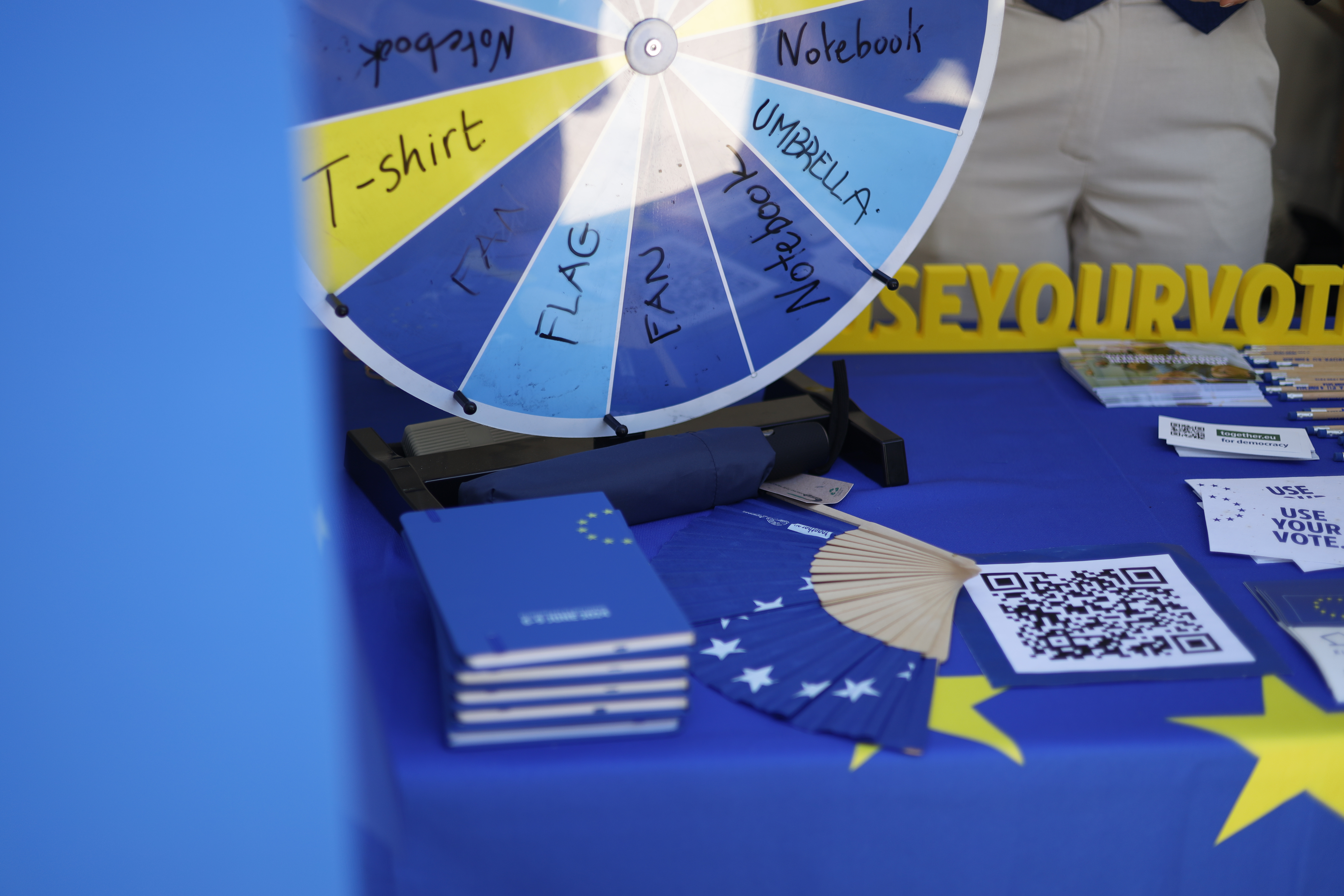 Lo stand di gadget della Youth Outreach Unit del Parlamento euorpeo 
